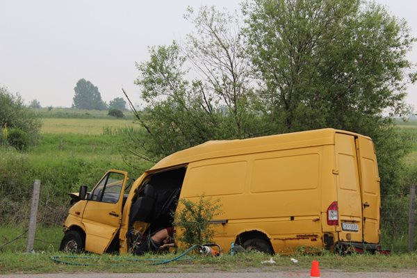 Телата на загинали при тежката катастрофа на автомагистрала „Тракия“ край Пазарджик все още висят от страничната врата. СНИМКИ: Авторът
