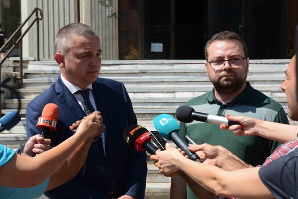 Проучването бе направено заради разпространяване на слухове за повишен радиационен фон, обясни кметът на Варна Иван Портних (вляво).