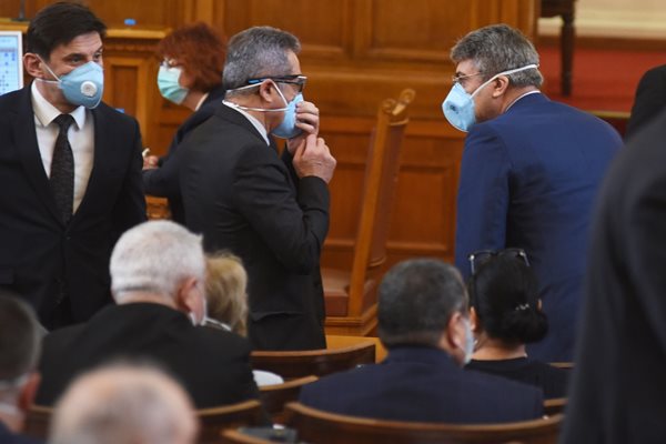 Хасан Адемов (първият в гръб вдясно) на банката си, над него с маски са лидерът на ДПС Мустафа Карадайъ и зам.-шефът на групата Йордан Цонев.
СНИМКА: ВЕЛИСЛАВ НИКОЛОВ