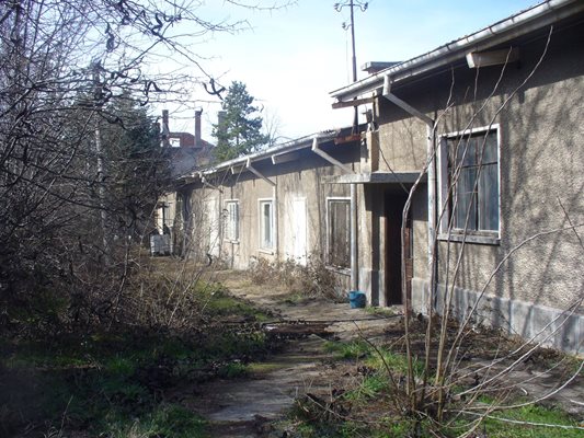 В дъното на тази взета под наем постройка в двора на бившата Машинно-тракторна станция в Чирпан, далеч от оживени места, била разположена фермата за криптовалута.