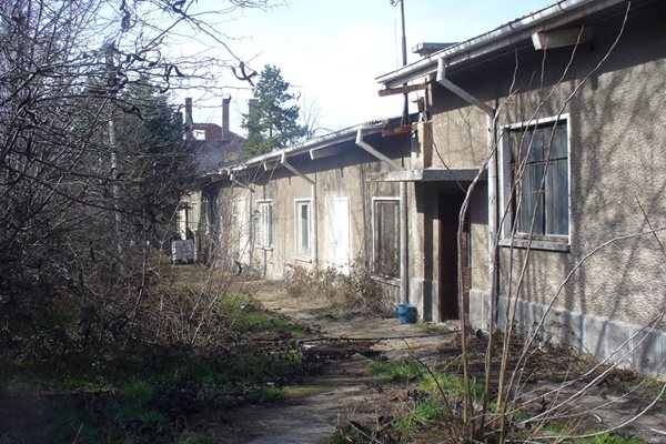 В дъното на тази взета под наем постройка в двора на бившата Машинно-тракторна станция в Чирпан, далеч от оживени места, била разположена фермата за криптовалута.