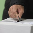 Избирател пуска разписка в изборната урна. СНИМКА: "24 ЧАСА"