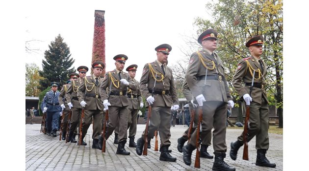 Военни през Военния мемориал - костница след края на церемонията