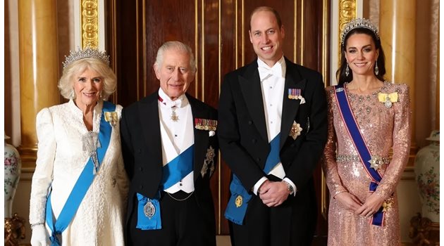 Официалната снимка на кралското семейство след коронацията на Чарлз III 
СНИМКА: БЪКИНГАМСКИ ДВОРЕЦ
