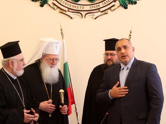 Премиерът Бойко Борисов въвежда патриарх Неофит на първото заседание на правителството за 2015 г. на 14 януари. Ден по-рано двамата имаха среща, а на заседанието патриархът прочете молитва. СНИМКА: “24 ЧАСА”
