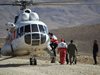 Спасители свалят на гръб телата на 7 жертви на самолетната катастрофа в Иран
