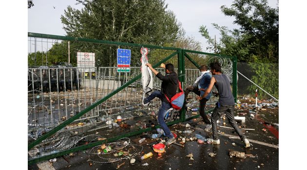 Бежанците се вбесиха, след като Унгария затвори границите си.   СНИМКА: РОЙТЕРС