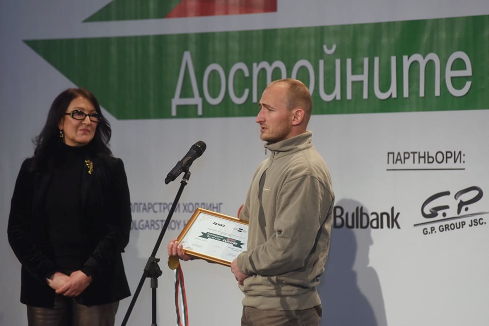 Десислава Тальокова, изпълнителен директор на фондация "Америка за България" връчи отличието на Раденко Велинов. 