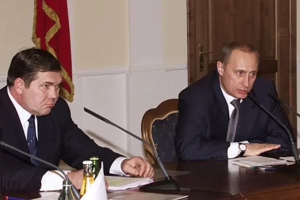 Генерал Лебед дава пресконференция с Владимир Путин като губернатор. 