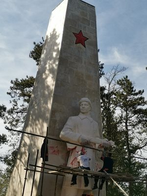 Започна почистването на паметника на Съветската армия в Добрич.