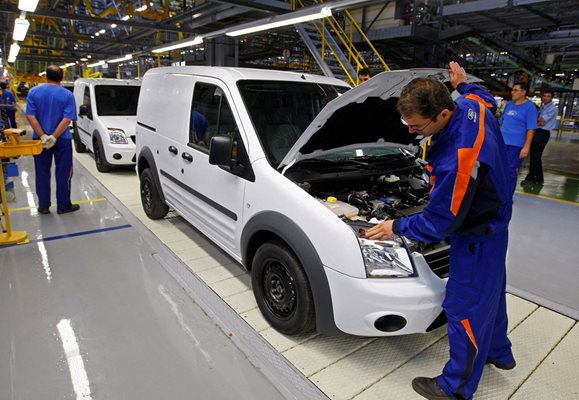 Румънски работник проверява автомобил “Форд Транзит Кънект”, произведен във фабриката в Крайова, на 230 км източно от Букурещ.