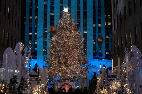 Коледната елха пред центъра "Рокфелер" в Ню Йорк
СНИМКА: Ройтерс