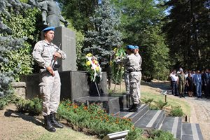 Учителка пред паметника на Левски в Пловдив: От висините ни гледат ясните очи на Апостола и скърбят за родината