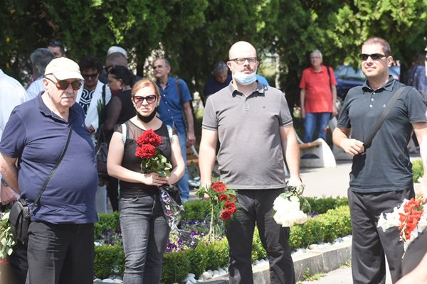 Част от семейството. Вляво - бившият съпруг на поетесата, който предано се е грижил за нея.