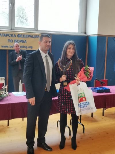 Президентът на борбата Христо Маринов награждава Евелина Николова. 