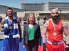 Любо Делев от “София Запад” с медал от Надежда Йорданова на ринга по бокс в затвора
