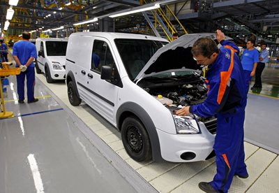 Румънски работник проверява автомобил “Форд Транзит Кънект”, произведен във фабриката в Крайова, на 230 км източно от Букурещ. СНИМКА: РОЙТЕРС