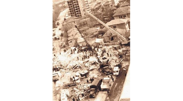 125 души загиват в Свищов след мощния трус на 4 март 1977 г. Разрушени са 39 индустриални и 1596 жилищни сгради.