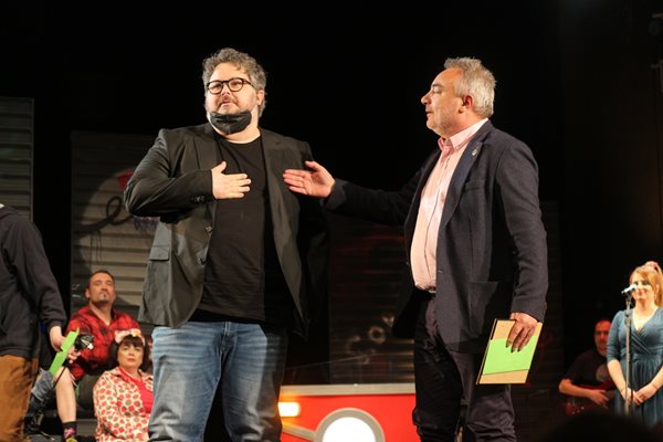 Призът за най-добър спектакъл взе от името на колектива директорът на Пловдивския театър. Той покани на сцената режисьора Стайко Мурджев (вляво).