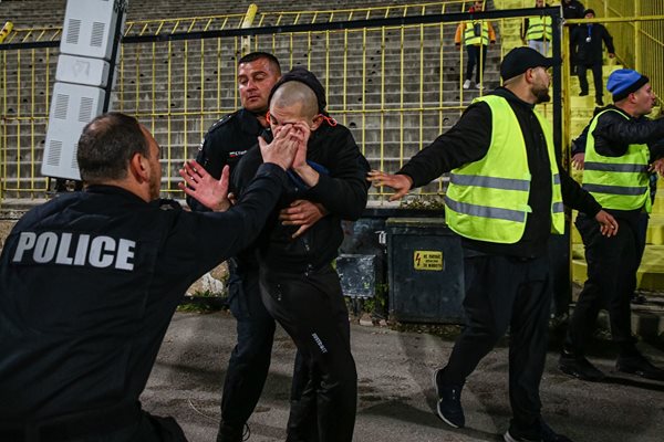 Полицията озаптява привърженици на "Левски", тръгнали да бият фенове на пловдивския "Ботев".