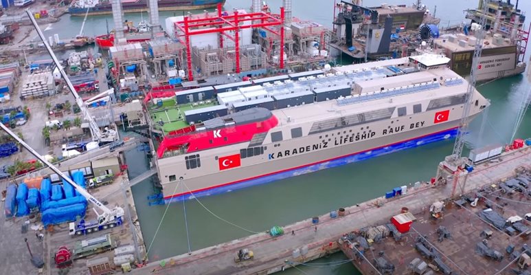 Срутени турски училища се местят на кораб