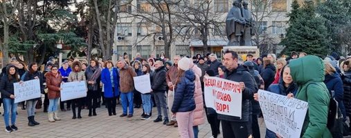 Родители в Добрич се събраха на мълчалив протест