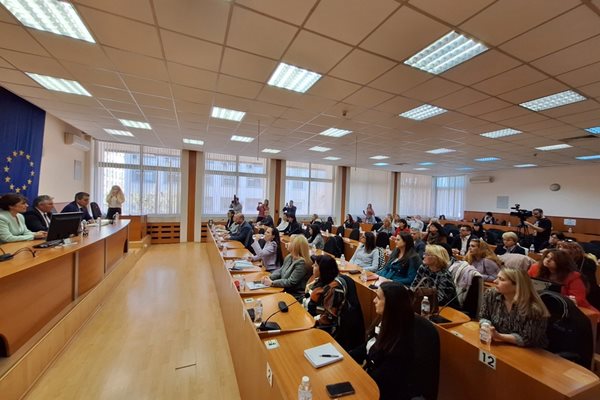 Директори на училища, шефове на здравни заведения и др. проявиха интерес към идеята за изнесено обучение на Тракийския университет в Пазарджик