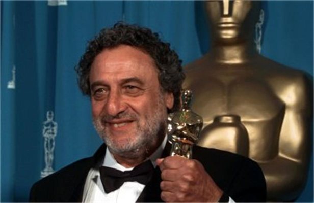 Луис Бакалов получава първия си "Оскар" за музиката на филма "Пощальонът" през 1996 г.