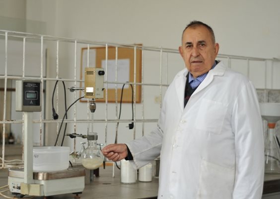 Проф. д-р Любомир Везенков в лабораторията
