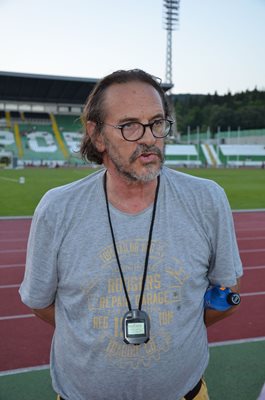 На стадиона Янко Братанов неизменно е със своя хронометър.