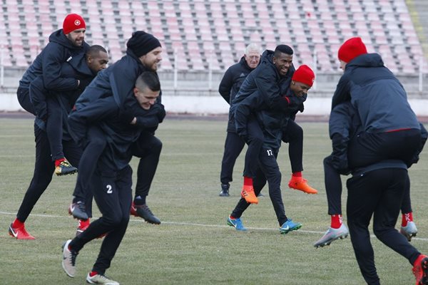 Футболистите на ЦСКА-София не са никак доволни, че някои играчи могат сами да си удължават ваканцията