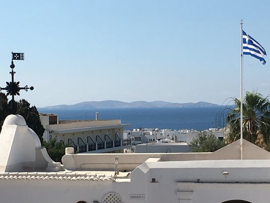 От храма се открива чудна гледка към морето и към остров Сирос.