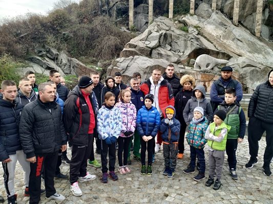 Преди да поемат към паметника на Альоша с крос, малчуганите се снимаха с Тервел.