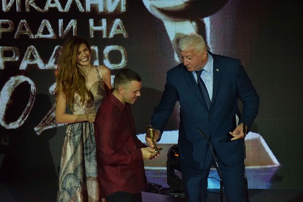 Михаела Филева и Зико връчиха третия приз на Ицо Хазарта. 
