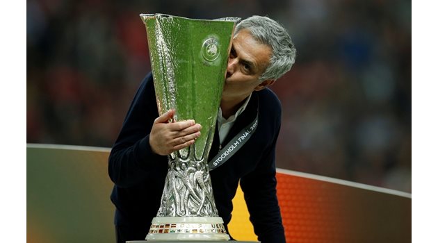 Последният треньор, извел “Манчестър Юнайтед” до трофей, целува купата на Лига Европа.