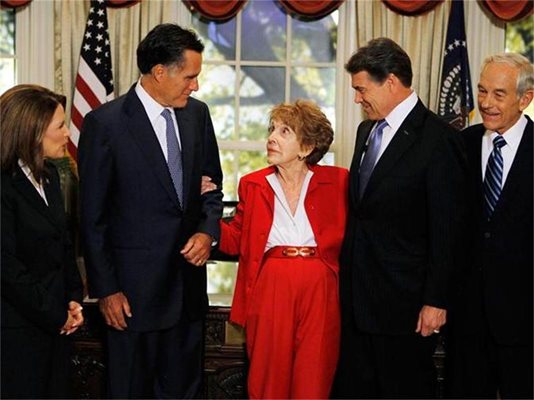 Бившата първа дама Нанси Рейгън посрещна и поздрави републиканските кандидати за президент на САЩ в мемориалната библиотека на покойния президент Роналд Рейгън в Сими Вали, Калифорния. Те се събраха там за предизборен тв дебат. 
