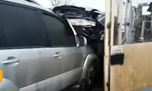 Кола помете бус и ограда, „кацна” върху друг автомобил край Самоков