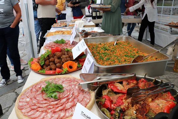 Традиционни местни ястия показаха на празника "Уникално Банско”.
СНИМКИ: Община Банско