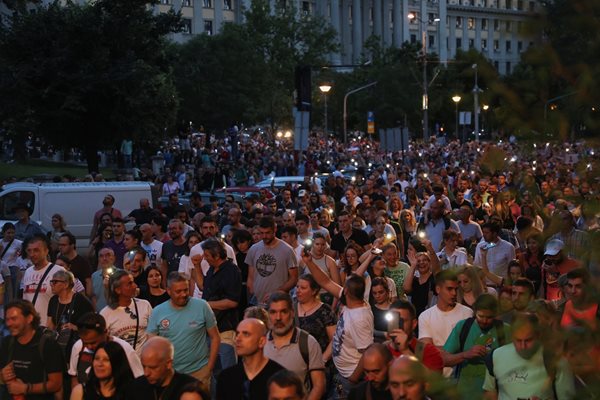 Десетки хиляди хора демонстрираха по улиците на сръбската столица Белград срещу насилието в Сърбия
СНИМКА: РОЙТЕРС