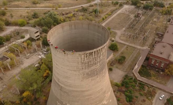 Активисти на „Грийнпийс" се качиха върху кула в ТЕЦ „Марица 3" край Димитровград.
Кадър: Фейсбук