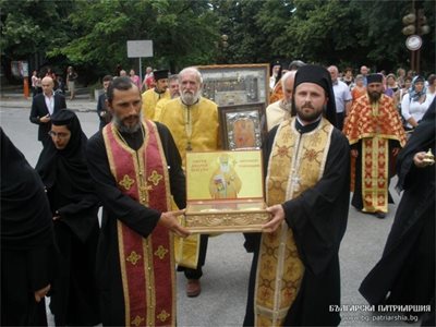 Духовенството в Силистра посреща с лития частица от мощите на св. Андрей Шогуна от Сибиу, дар от Румънската църква.
