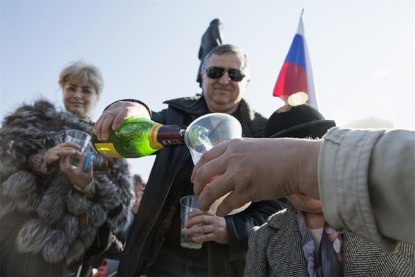 На площадите в Крим днес разливаха шампанско, другаде стреляха.
Снимка РОЙТЕРС
