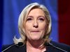 
Лидерката на френската крайна десница Марин льо Пен обяви официално кандидатурата си за президентските избори във Франция през 2017 г. “Аз ще съм кандидатът на истината. Няма да казвам, че можем да променим всичко, без нищо да променяме”, обяви тя пред TF1.
Ръководителката на Националния фронт посочи също, че ако влезе в Елисейския дворец,