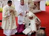 Папа Франциск обясни защо е паднал до олтара: Гледах лика на Мадоната