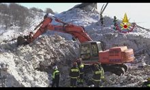 Операция по изваждане на телата на загиналите при лавината в Италия