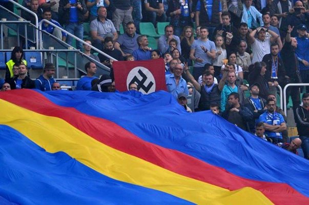 Фашисткото знаме на вечното дерби, което се появи в сектор "А".