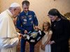 Папа Франциск получи специален подарък от астронавти