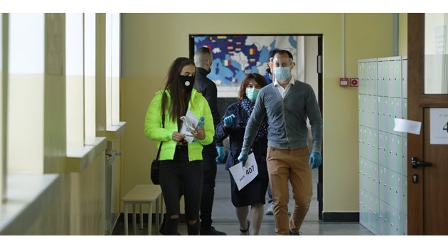 Носенето на маски в училищните коридори 