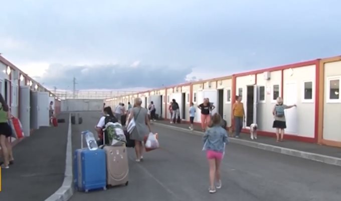 Бежанци се настаняват във фургоните в Елхово. Кадър: Нова телевизия