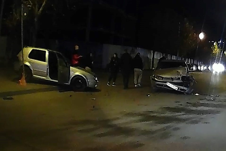Кола се качи на тротоара след тежка катастрофа в Пловдив